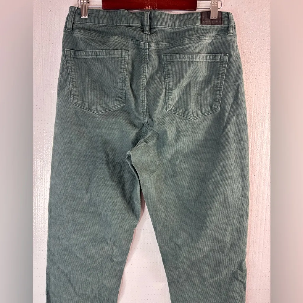 American Eagle Outfitters 12 Mom Straight Jean Corduroy Pants in Emerald Green - Image 3