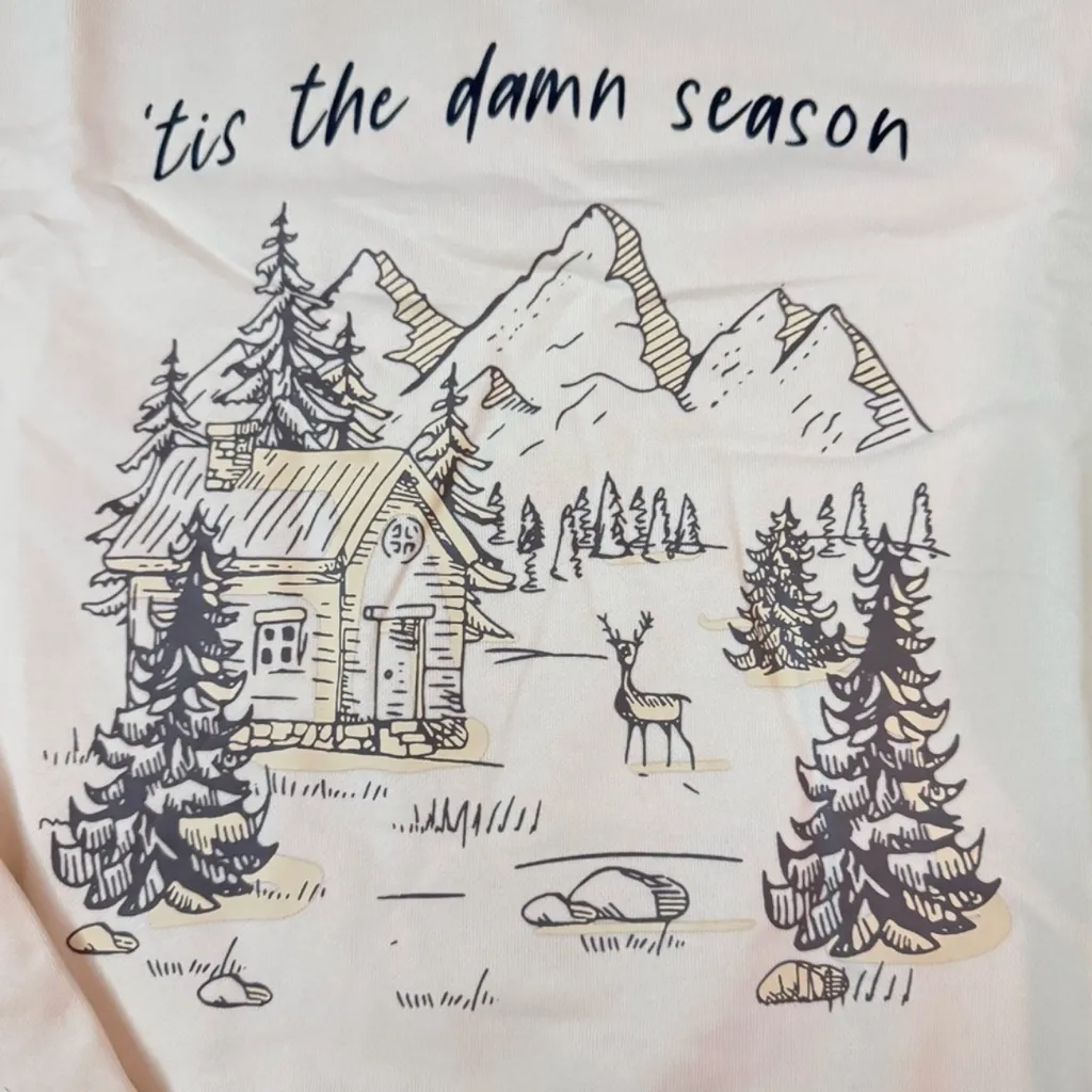 NWT Tis The Damn Season Cream Graphic Crewneck Sweatshirt Cabin Scene – Medium White - Image 2