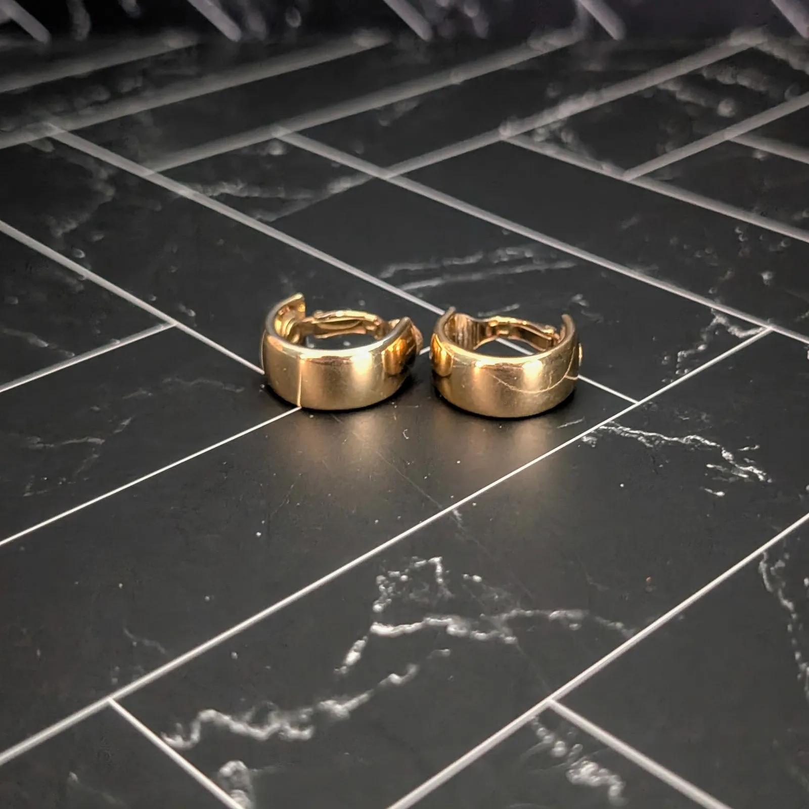 Vintage Clip On Earrings 0.75" Chunky Gold Tone Stylish Hoops - Image 2