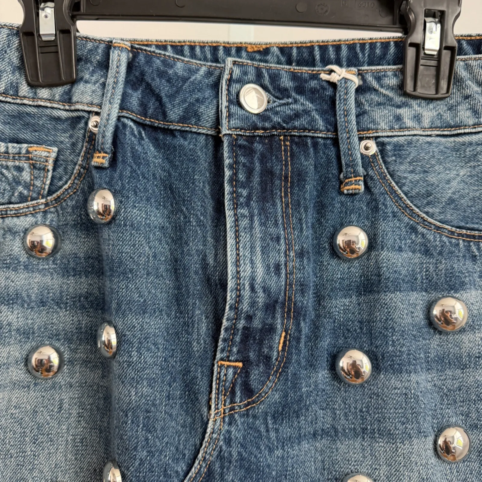 GOOD‎ AMERICAN Studded Asymmetrical Mini Jean Skirt Denim Blue Womens Size 6/28 - Image 2