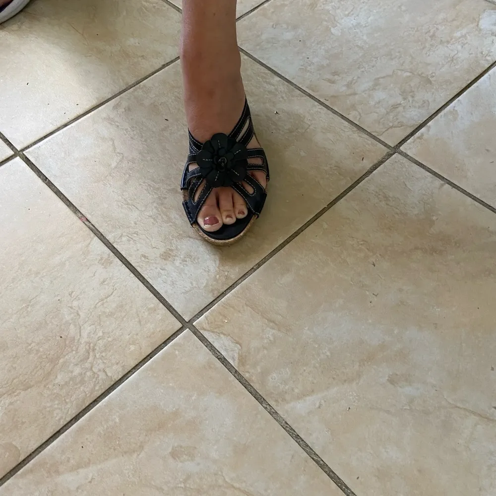 Artisian SZ 9M Black leather Flower Floral Wedge - Image 8