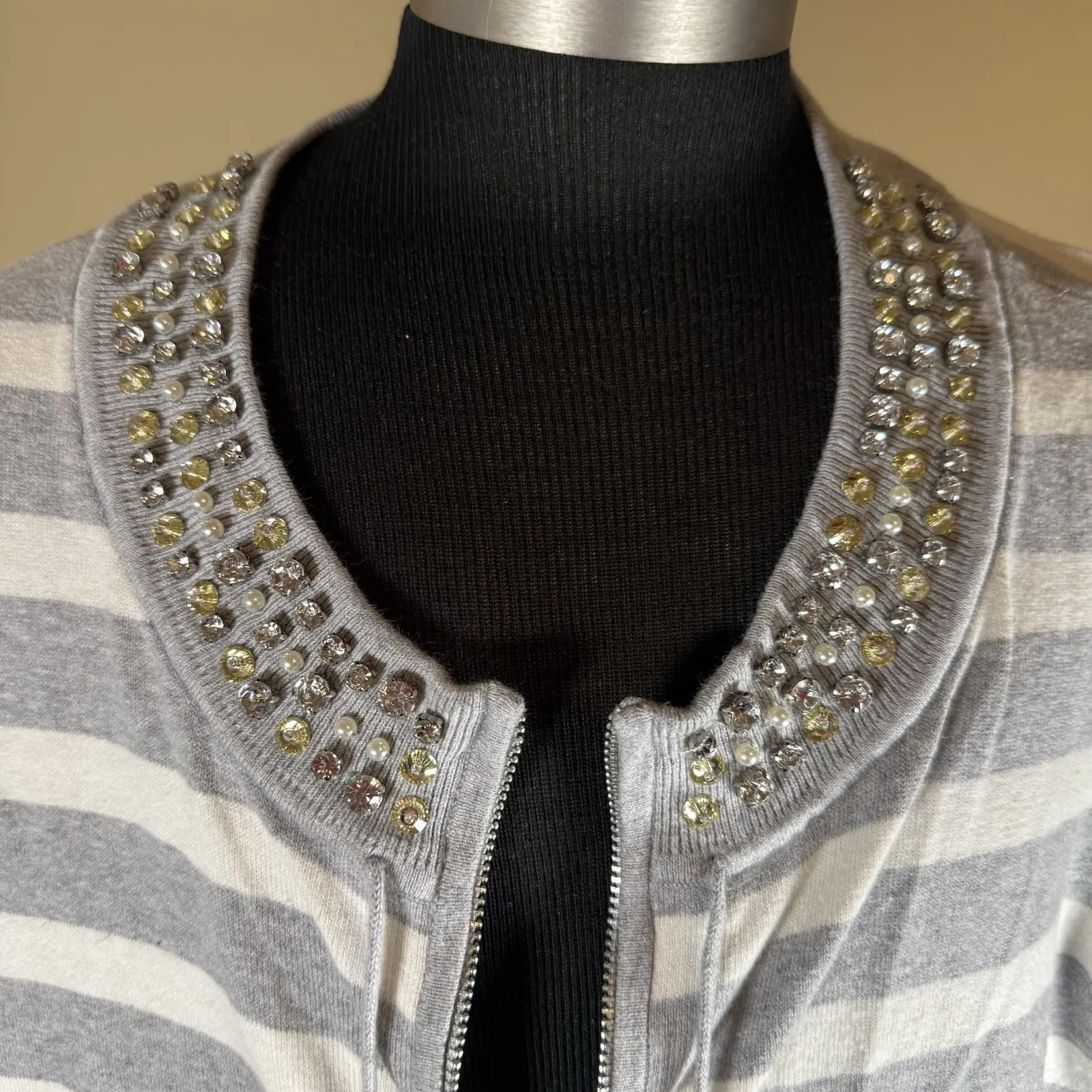 Chico's Zenergy Grey And White Striped Full Zip Sweater Rhinestone Collar - Image 2