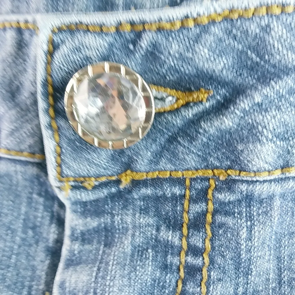 Almost Famous 24 Stitched Pockets Medium Wash Jeans Shorts Plus - Image 7