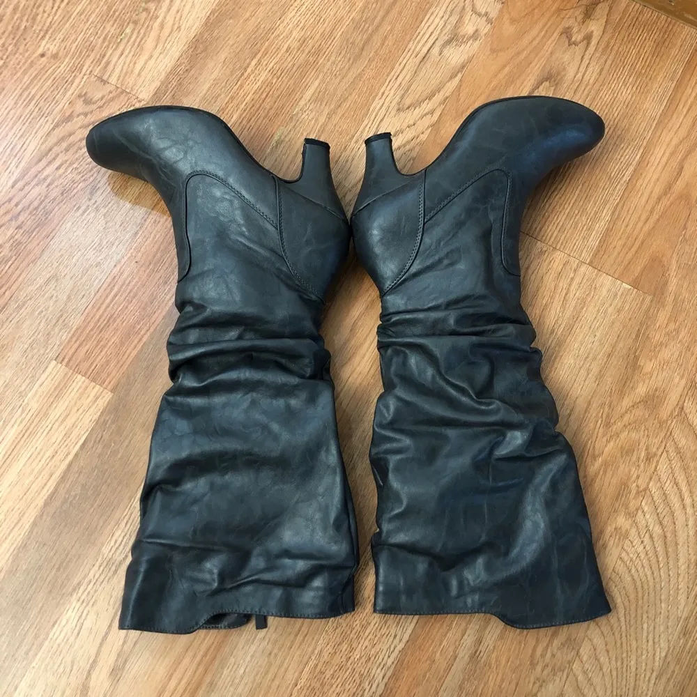 Women’s gray boots size 10 - Image 6