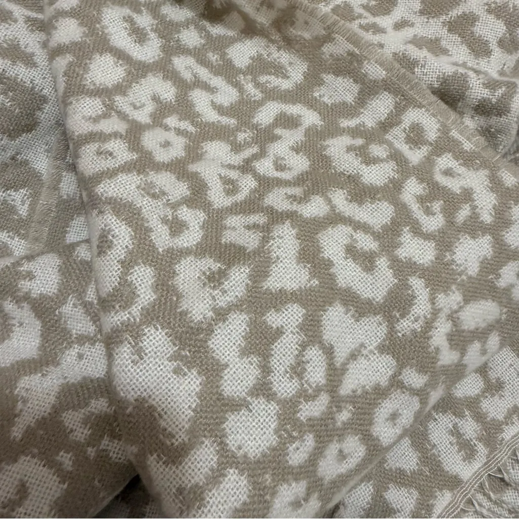 Banana Republic women’s Leopard Print fringe Scarf - Tan and Cream EUC - Image 3