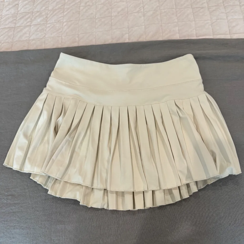 GOLD HINGE PLEATED TENNIS SKIRT - Image 3