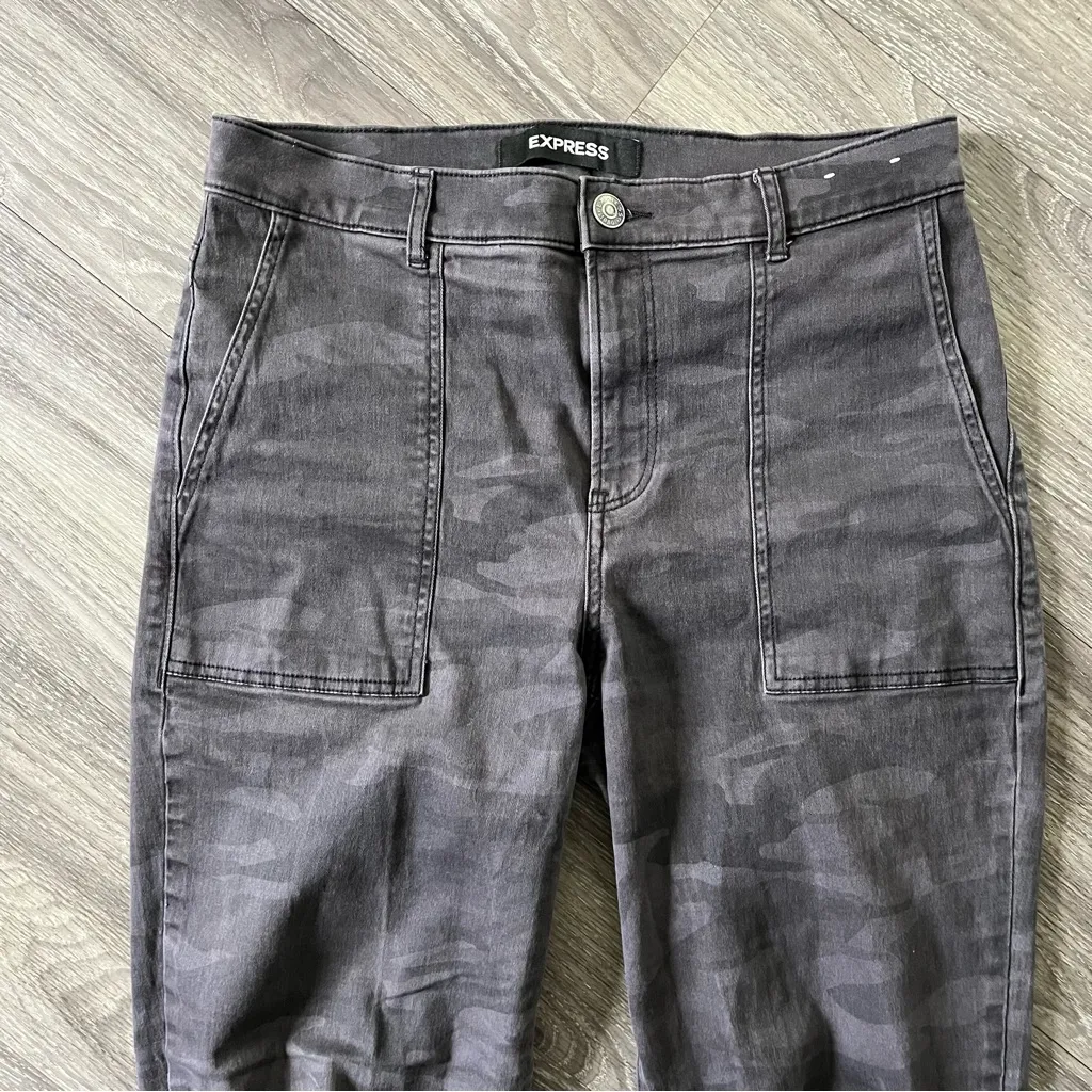 Express Women's Gray Camo Ankle Jeans - Image 4