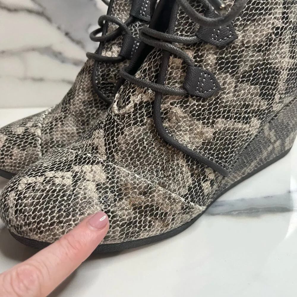 TOMS | Women's Black Brown Reptile Print Lace-Up Short Wedge Bootie Sz 9 - Image 4