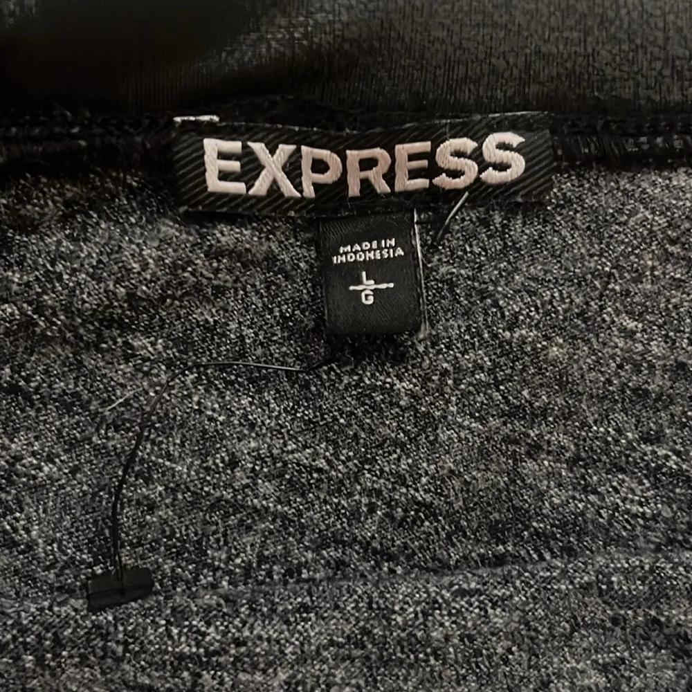 Express NWOT Back Slit Zip Grey Skirt - Size Large - Image 3