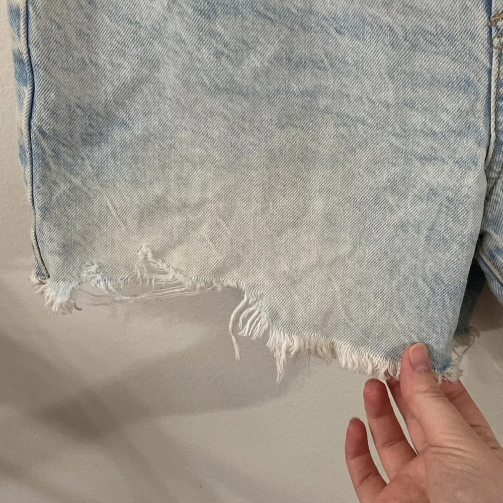 New American Eagle 90s boyfriend acid wash fringe hem denim shorts size 6 - Image 5