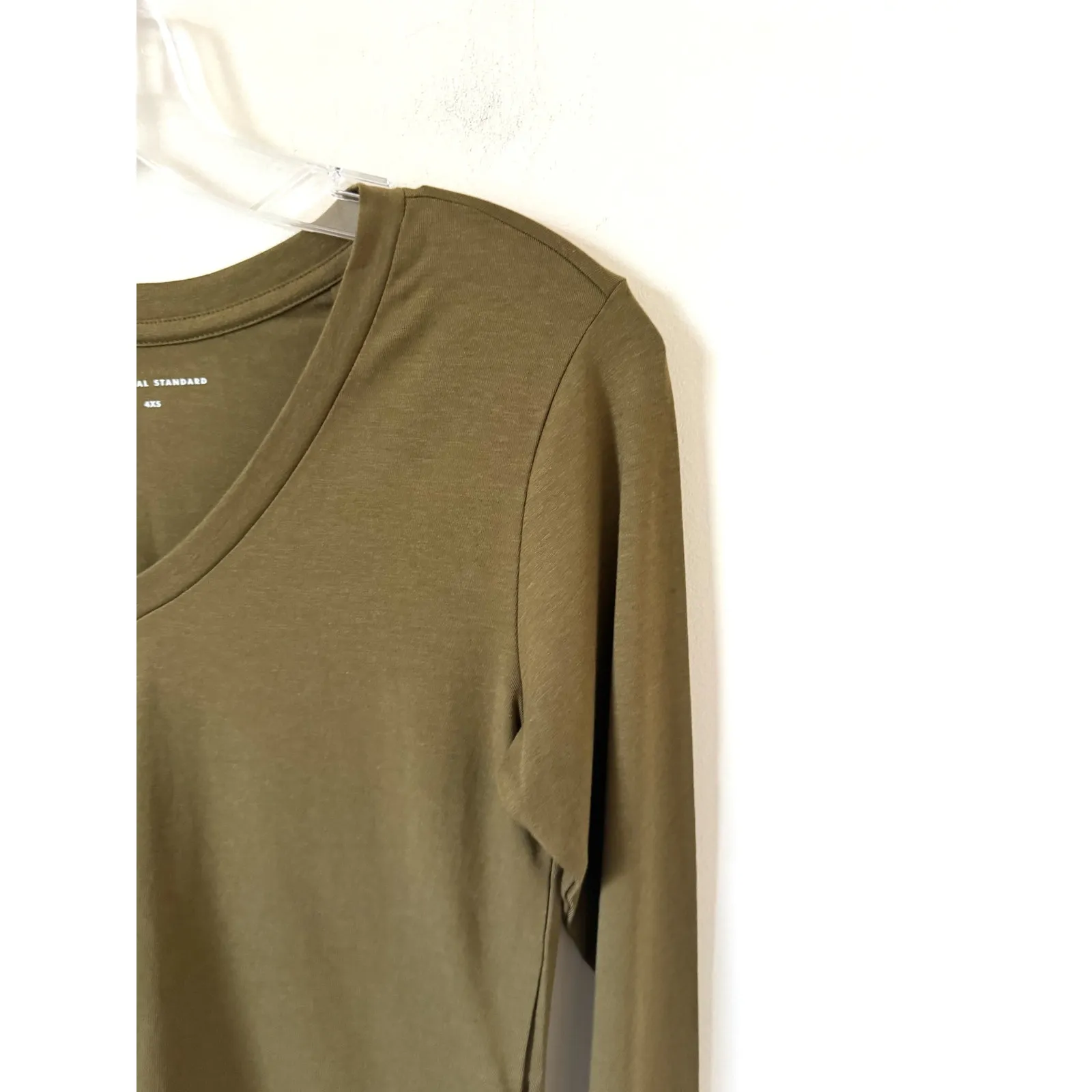 Universal Standard V-Neck Long Sleeve T-Shirt Olive Green Size 00-0 - Image 3