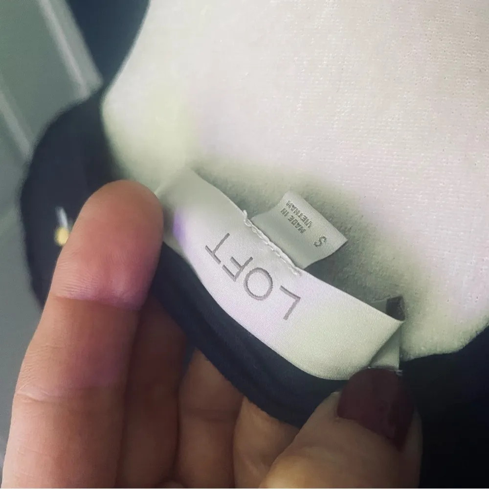 LOFT Navy with 🍋 Short Sleeve Top with Puff Sleeves - Image 2