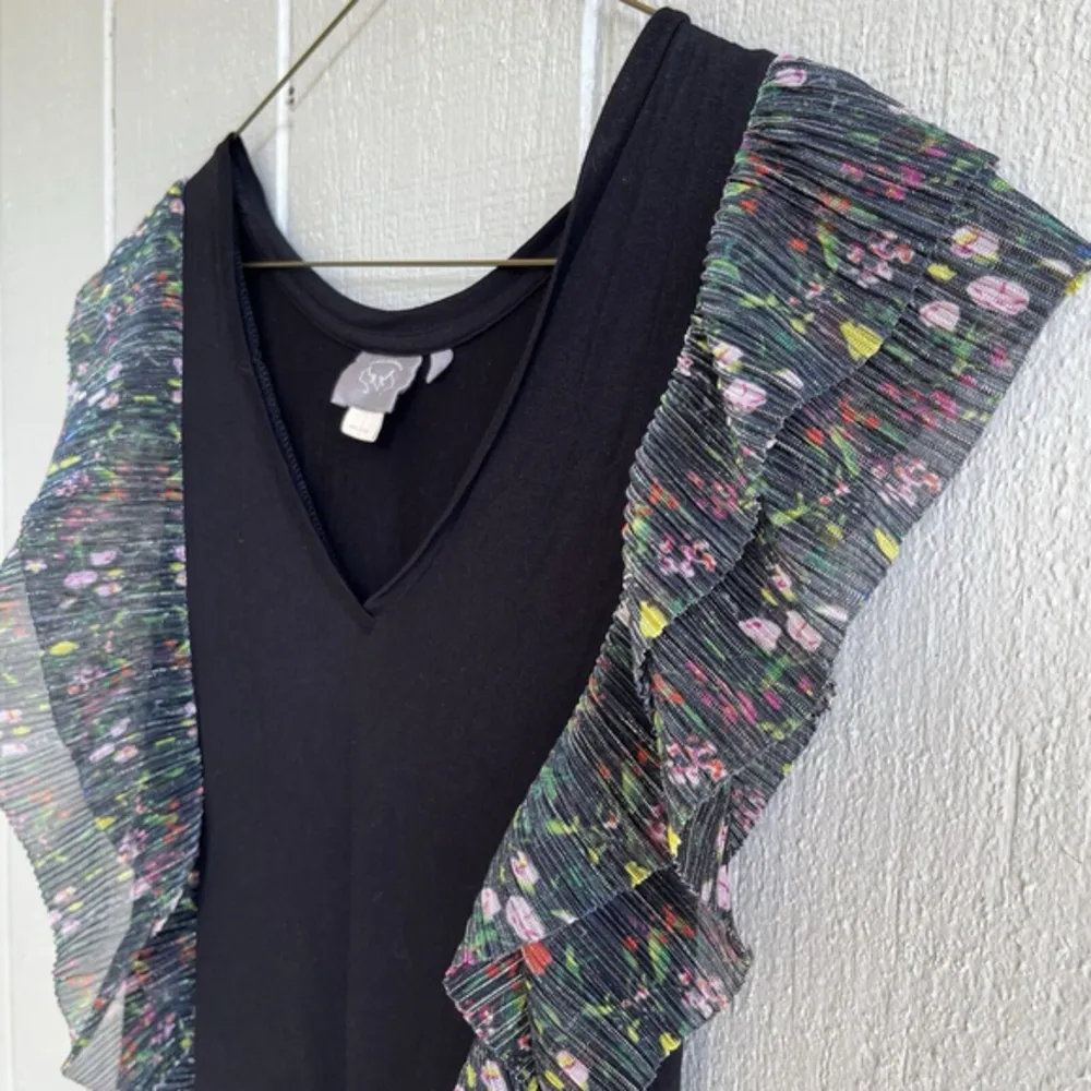 Anthro Vanessa Virginia Indak Metallic Floral Flutter Sleeve Tee in Black Size S - Image 2