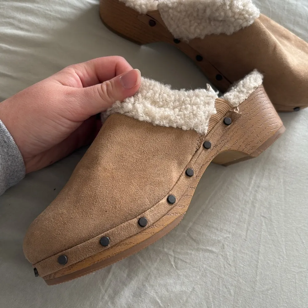 FARYL by FarylRobin Tan Faux Sheepskin Studded Mule Clogs Women’s Size 6 - Image 4