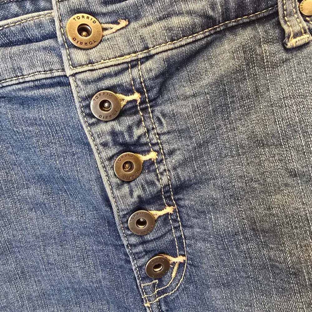 Torrid {24}  Denim Buttonfly Jean Shorts Roll Up Roll Down Stretch Material - Image 3