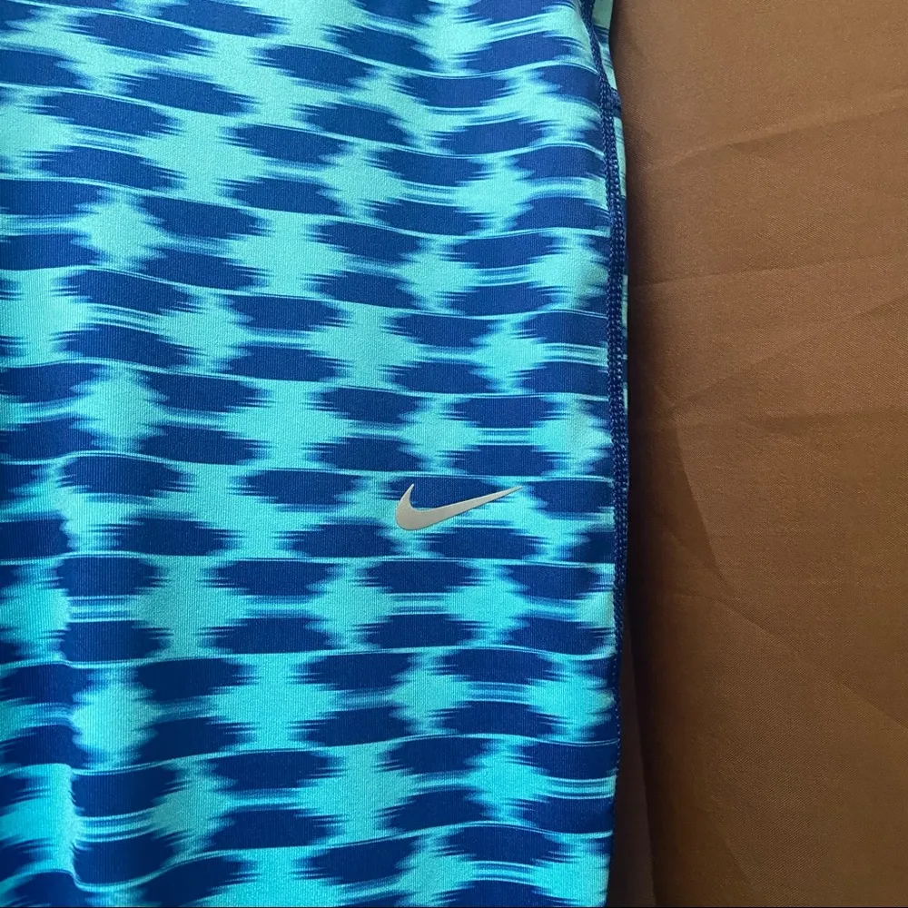 NWT Nike replay tight fit Crop workout pants M - Image 2