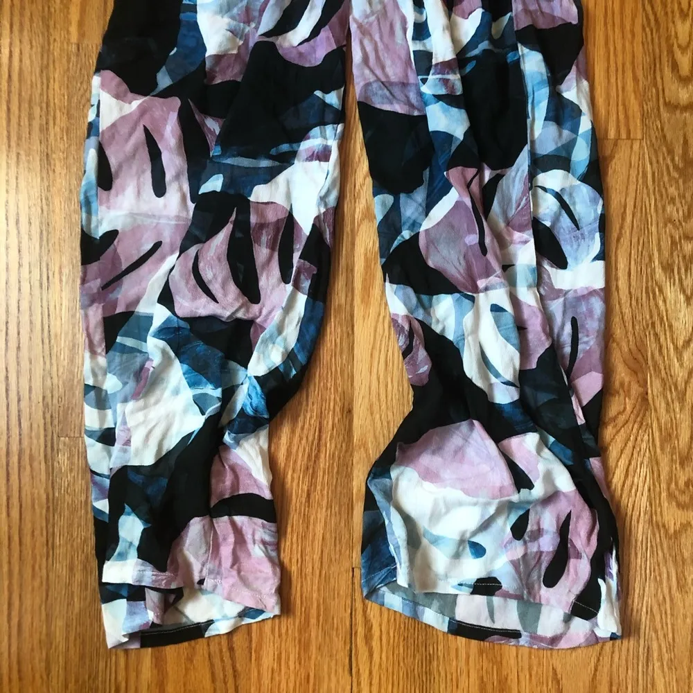 BCBG max azria plunge printed jumpsuit size small - Image 4