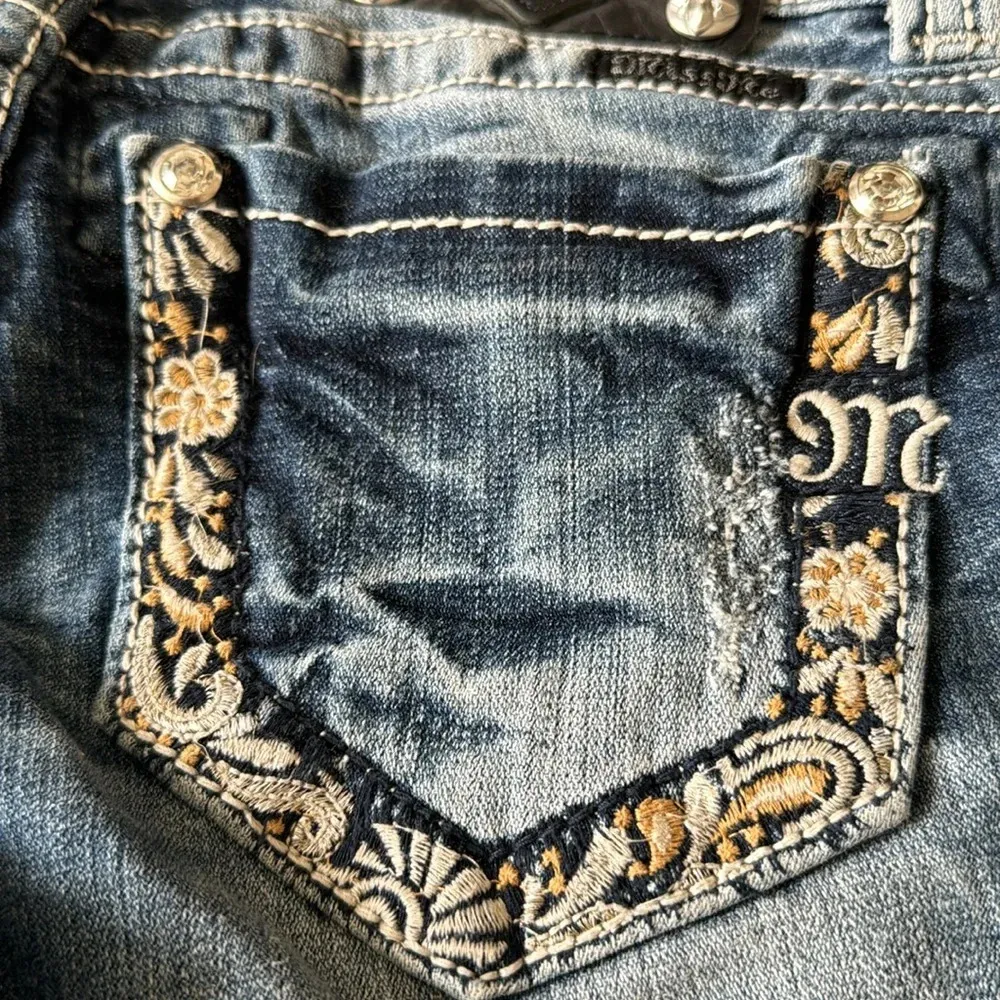 Miss me denim mid shorts with embroidered floral designs & rhinestones size 26 - Image 4