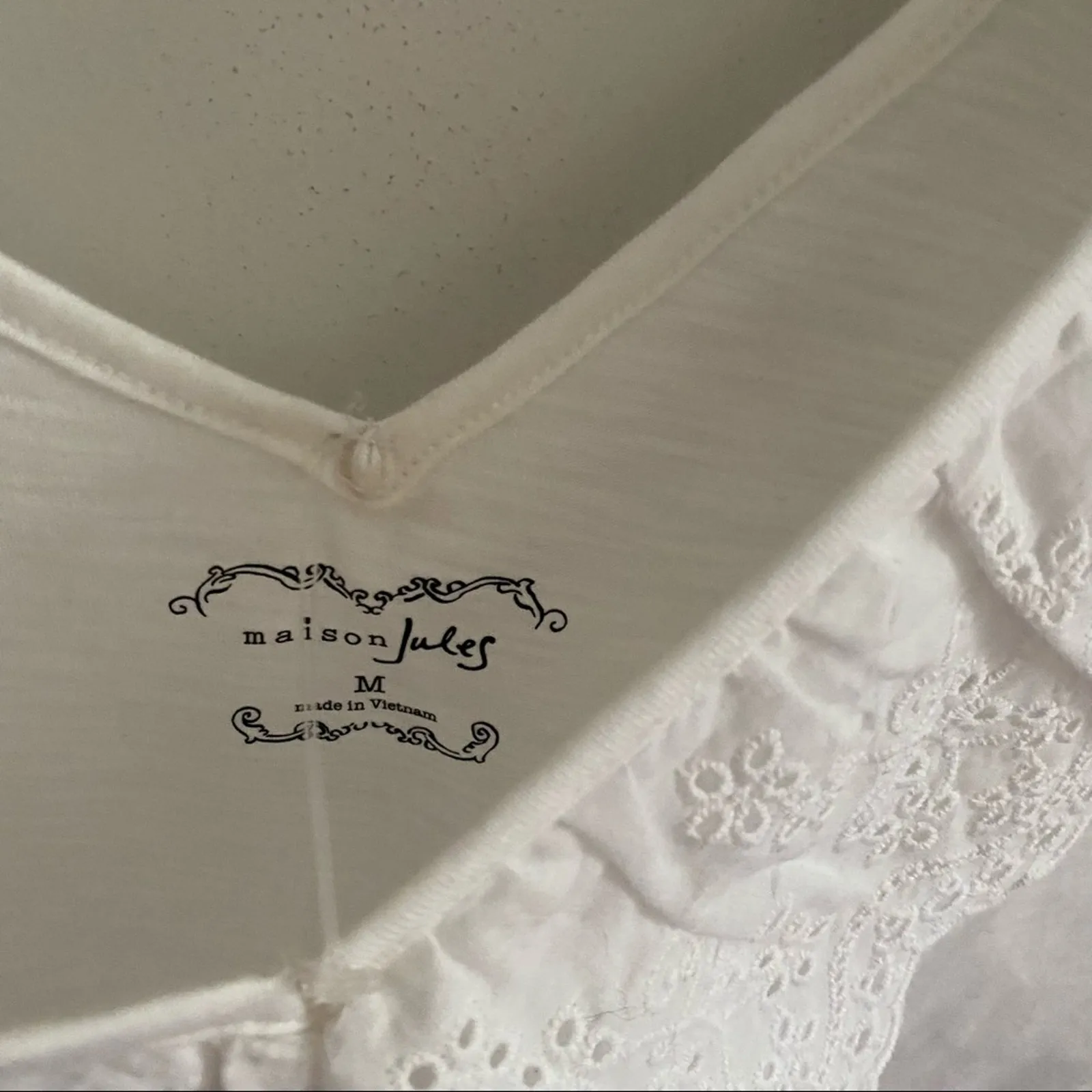 Maison Jules White Eyelet V Top Sz Medium - Image 3