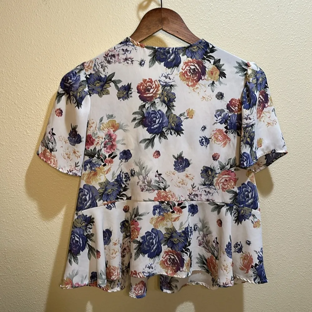 Kimchi Blue size medium floral blouse - Image 3