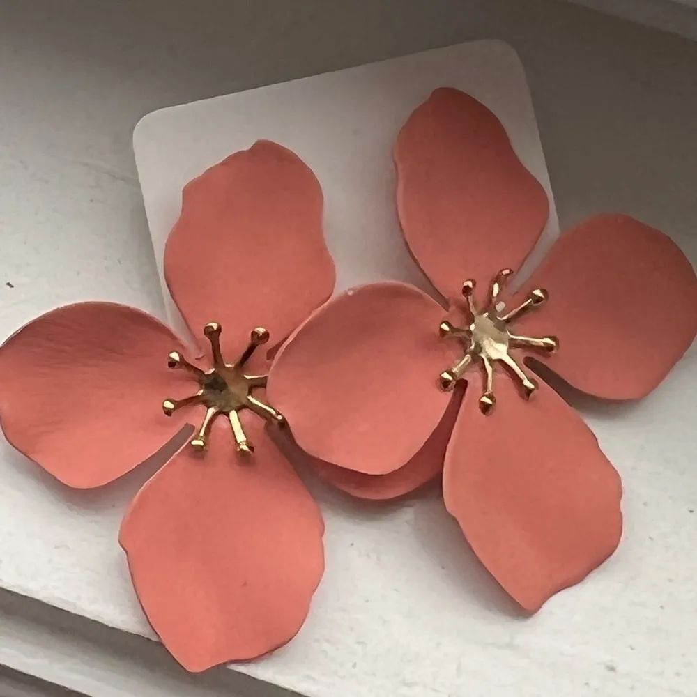 𝅺peach and Gold Flower‎ Stud Pierced Earrings NWOT Pink - Image 2