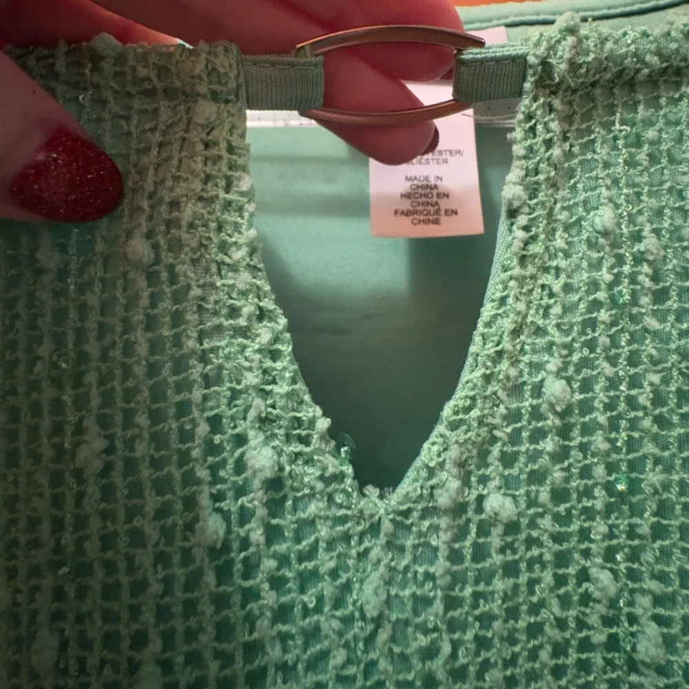 Alfred Dunner M popcorn knit sequin pullover top with keyhole opening. - Image 4