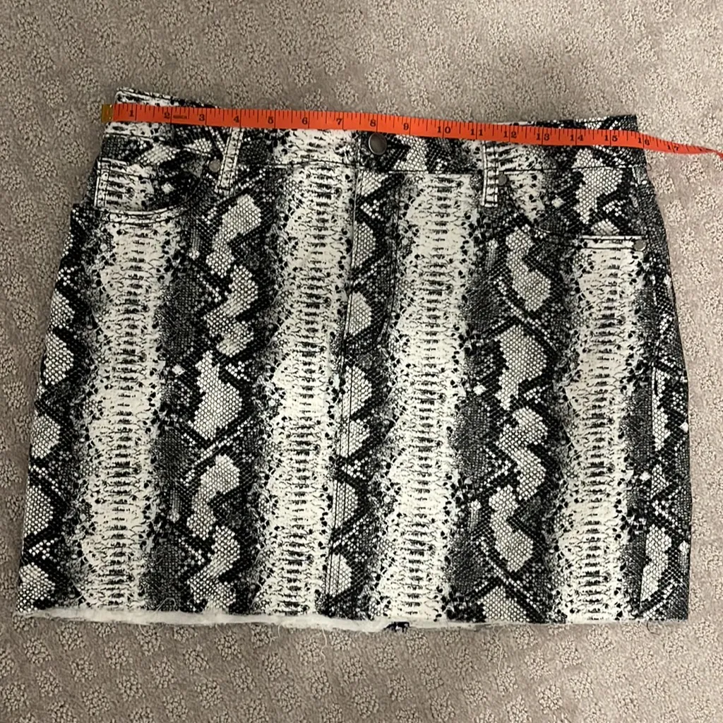 NWOT tinseltown snake print mini skirt - Image 7