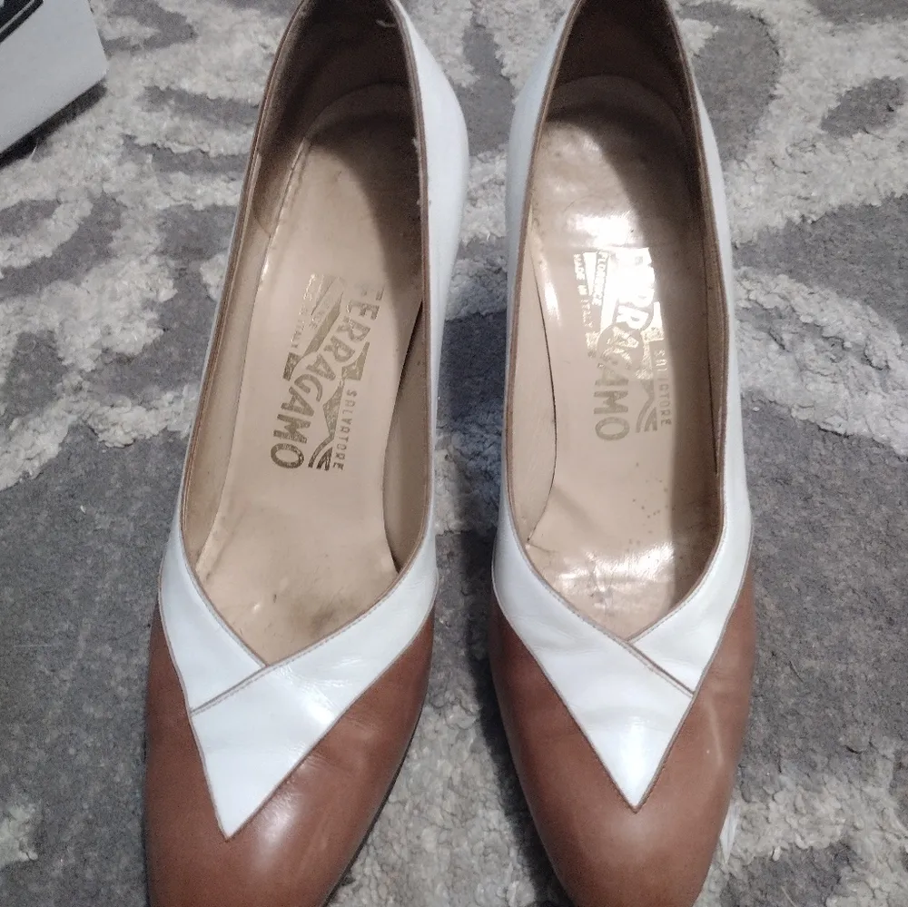Vintage  neutral pump heels - Image 3