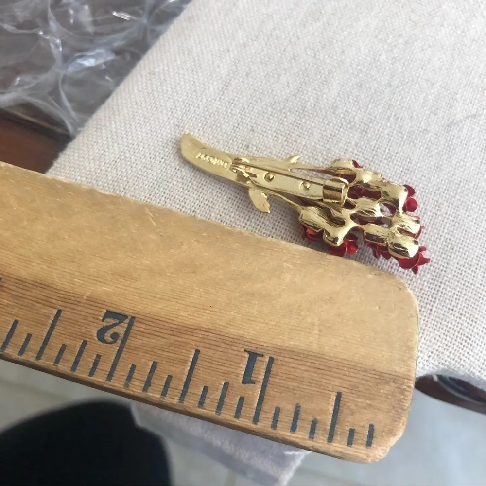 Vintage Avon Jewelry DM97 Gold Tone Dozen Enamel Red Roses Brooch Pin - Image 4