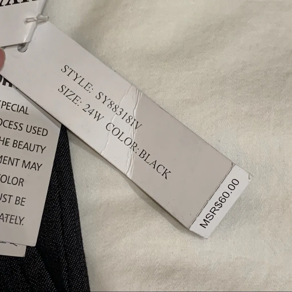 Larry Levine Woman SPT Stretch Black City Shorts 24W New - Image 11