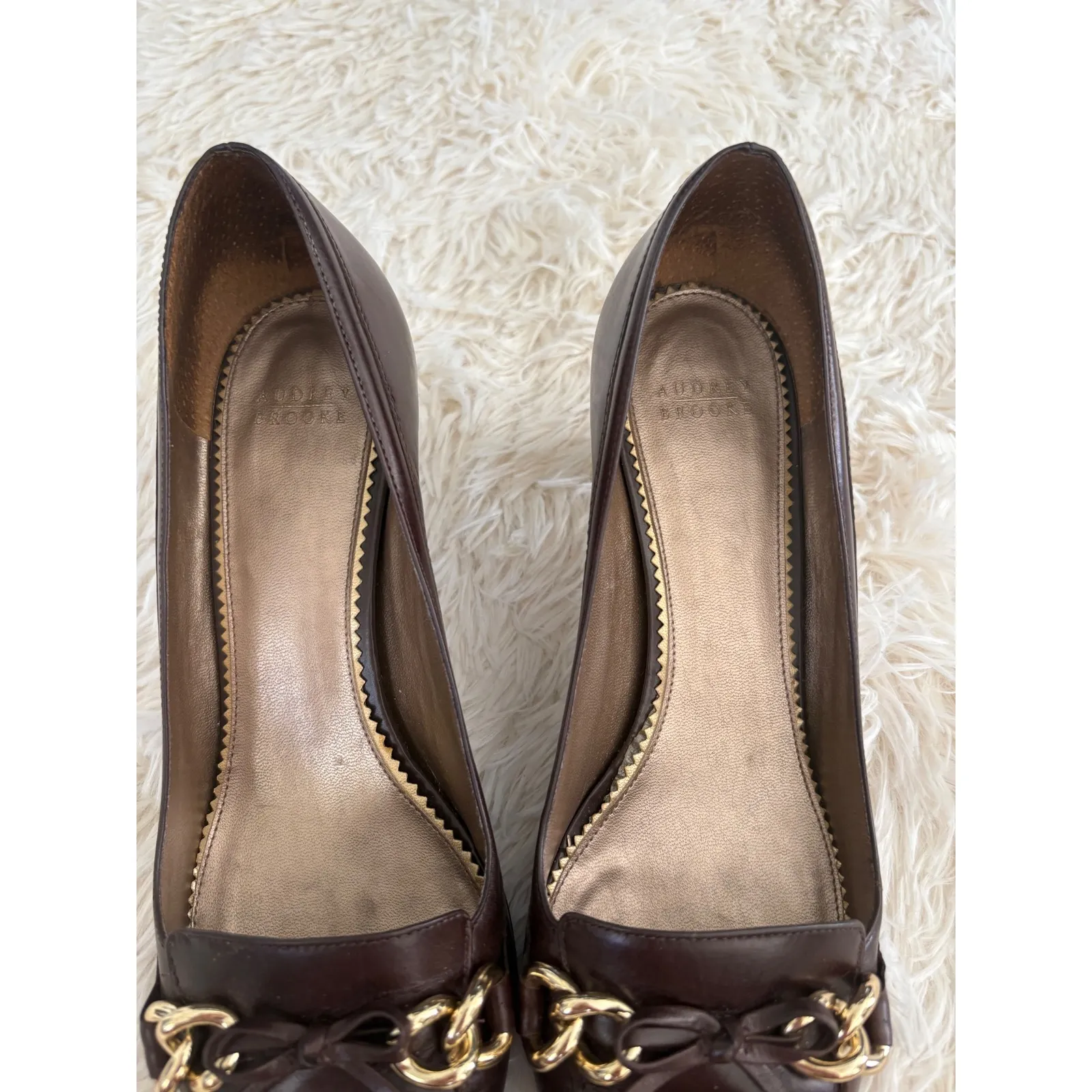 Audrey Brooke Brown Leather Pointed Toe Kitten‎ Heels Gold Chain Detail size 9.5 - Image 4