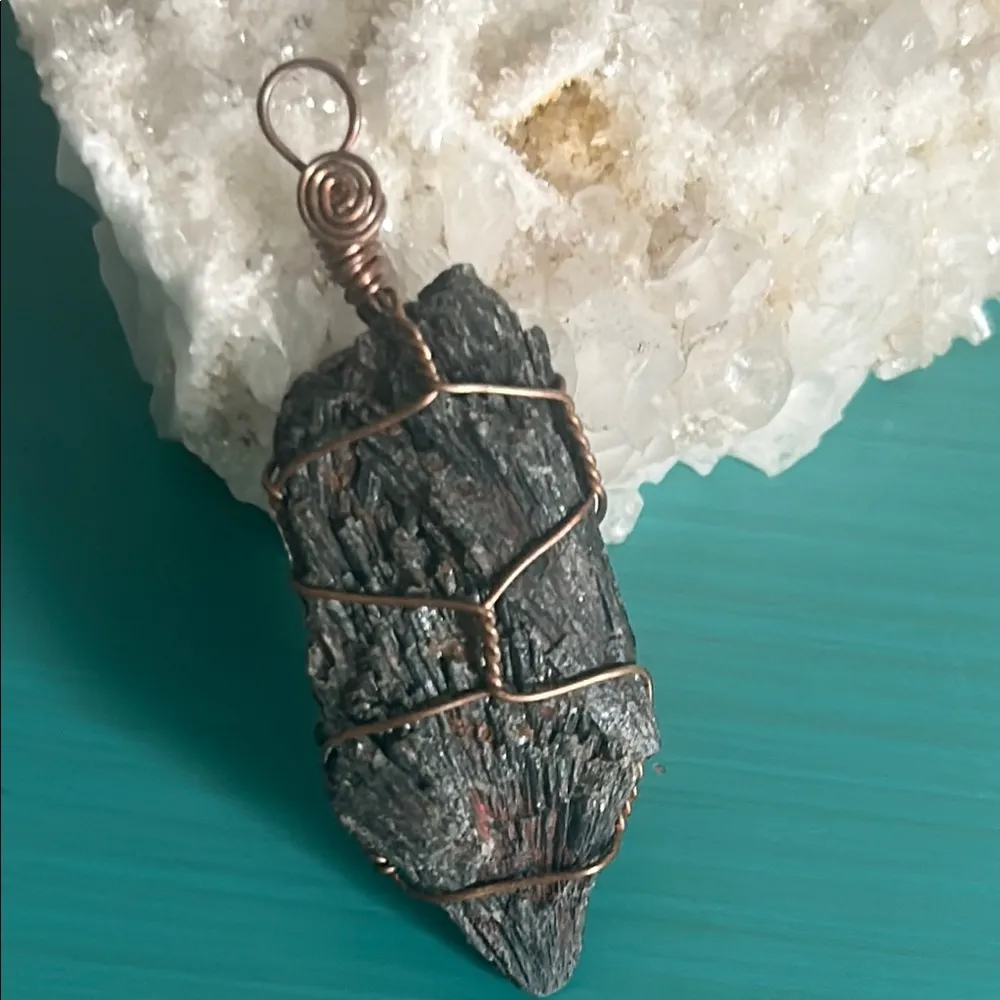 Handcrafted Vintage Kyanite Black Stone Intricately Wire Wrapped Pendant - Image 4