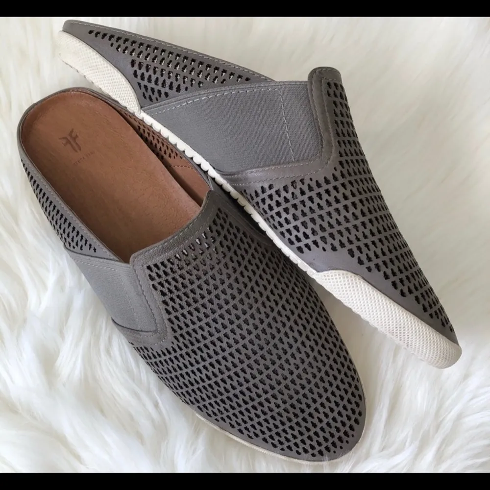 Frye Melanie Gore Perf Slip On Taupe - Image 6