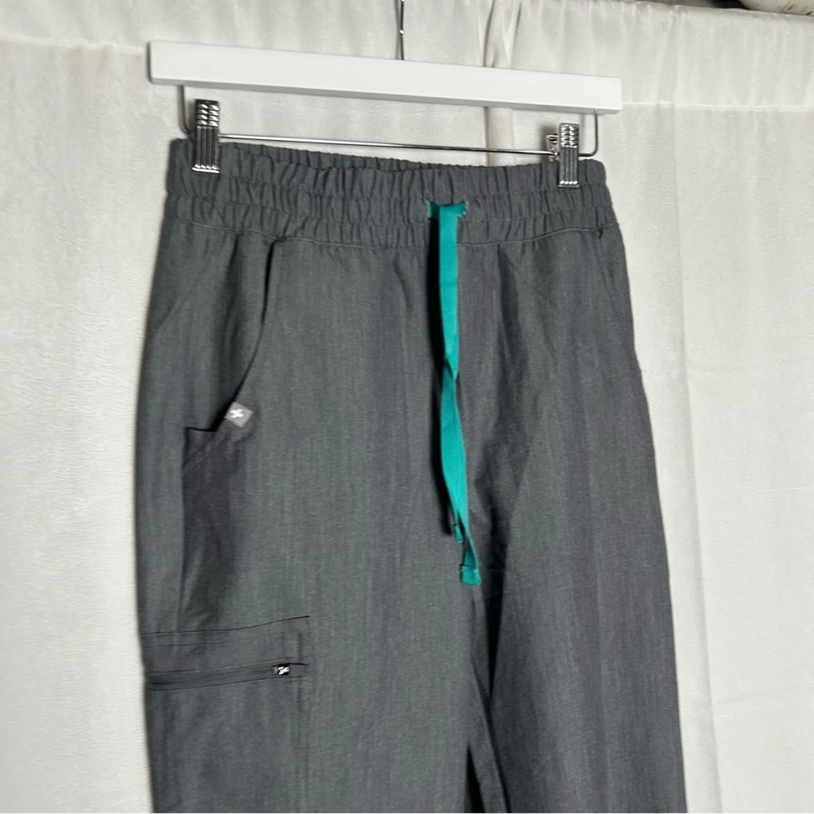NWT Figs Woman’s Zamora Gray High Waisted Scrub Pants Size XS Petite - Image 3
