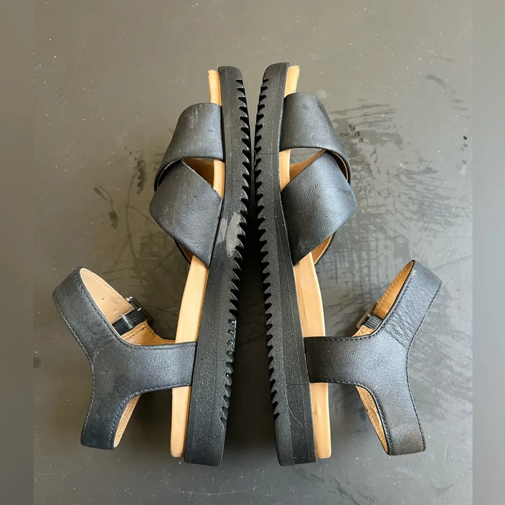 UGG - Black Crossed Leather Straps Sandals - Women's Sz 6 - Image 6