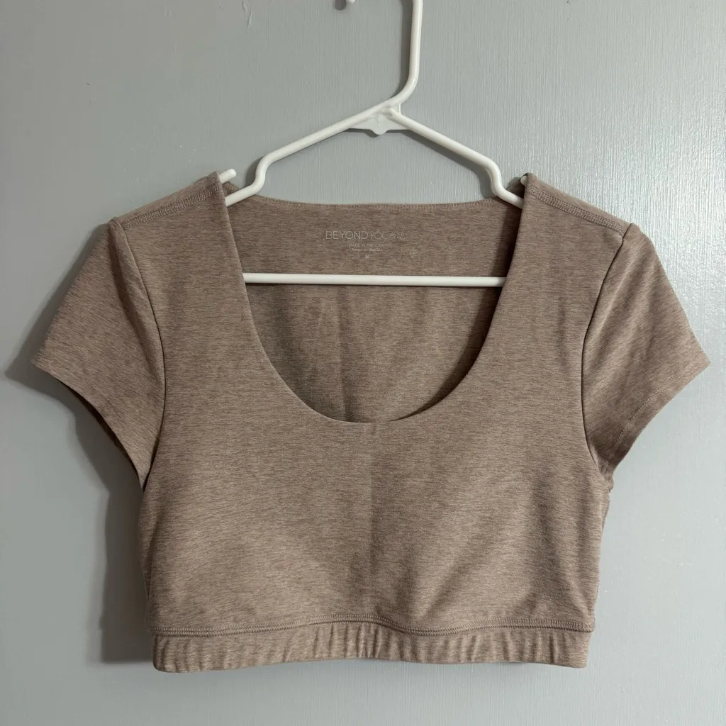 Beyond Yoga Women's Beige Crop Top Size Medium - Image 8