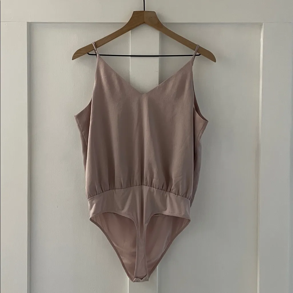 EXPRESS Crepe Sleeveless Cami Bodysuit Double V-Neck Thong Back in Mauve Size L - Image 4