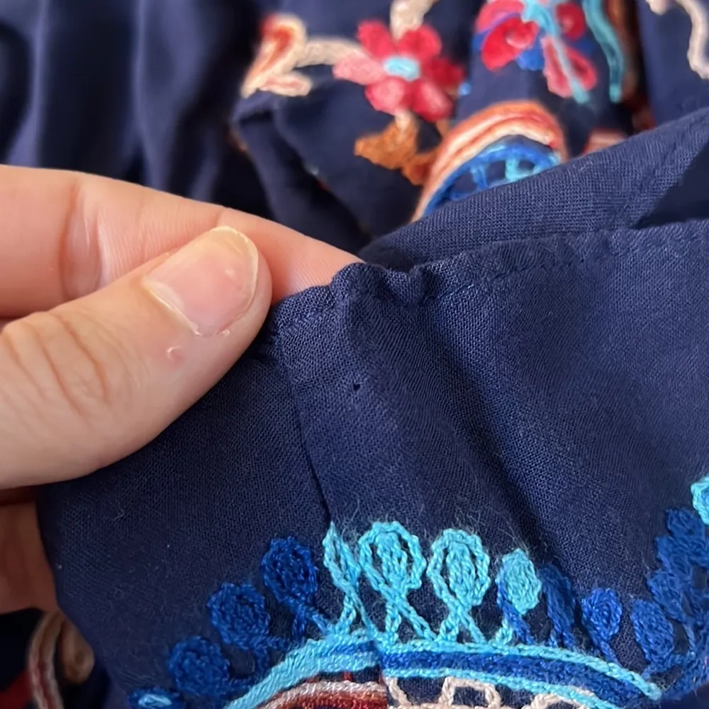 Karen by Karen Kane Embroidered Off The Shoulder Top Size Medium - Image 4