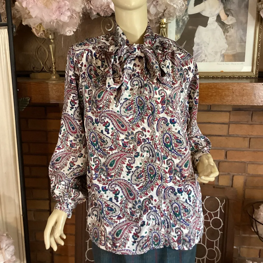 VINTAGE 1980'S ALFRED DUNNER RED, GREEN PAISLEY PRINT BLOUSE WITH BOW (16) - Image 2