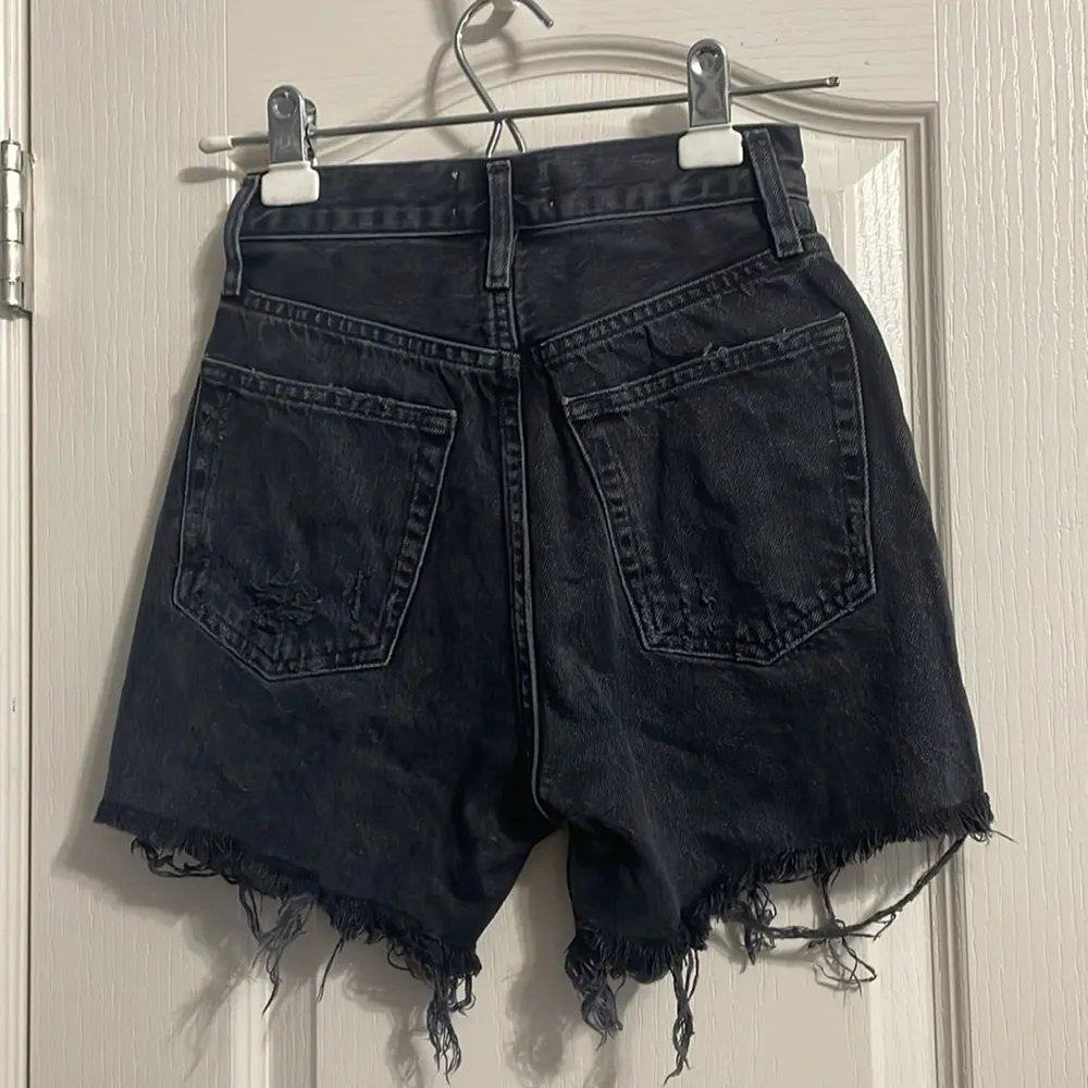 💖 Agolde Riley Distressed Black Denim Shorts size 22 - Image 3