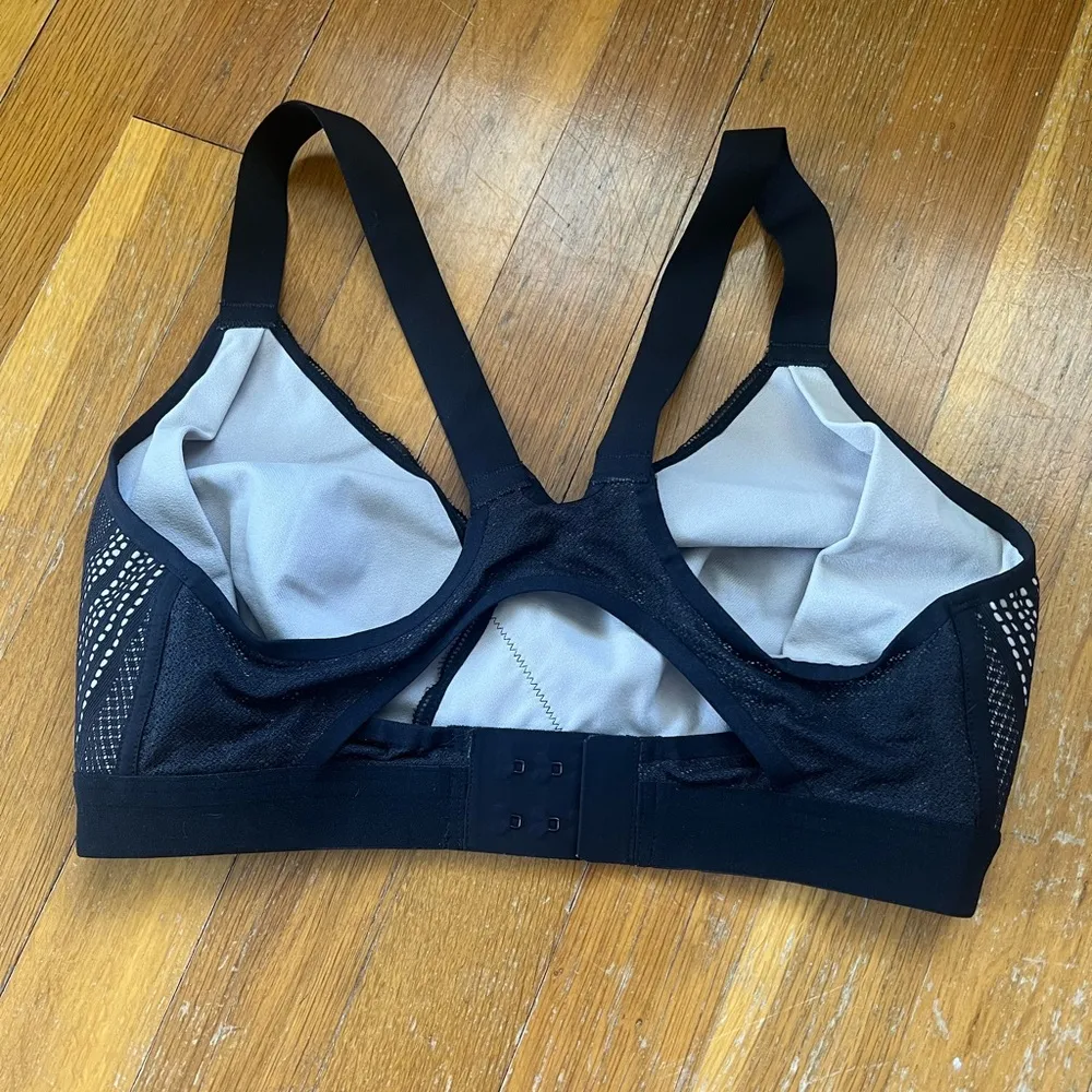 Lululemon bra size 34E - Image 3