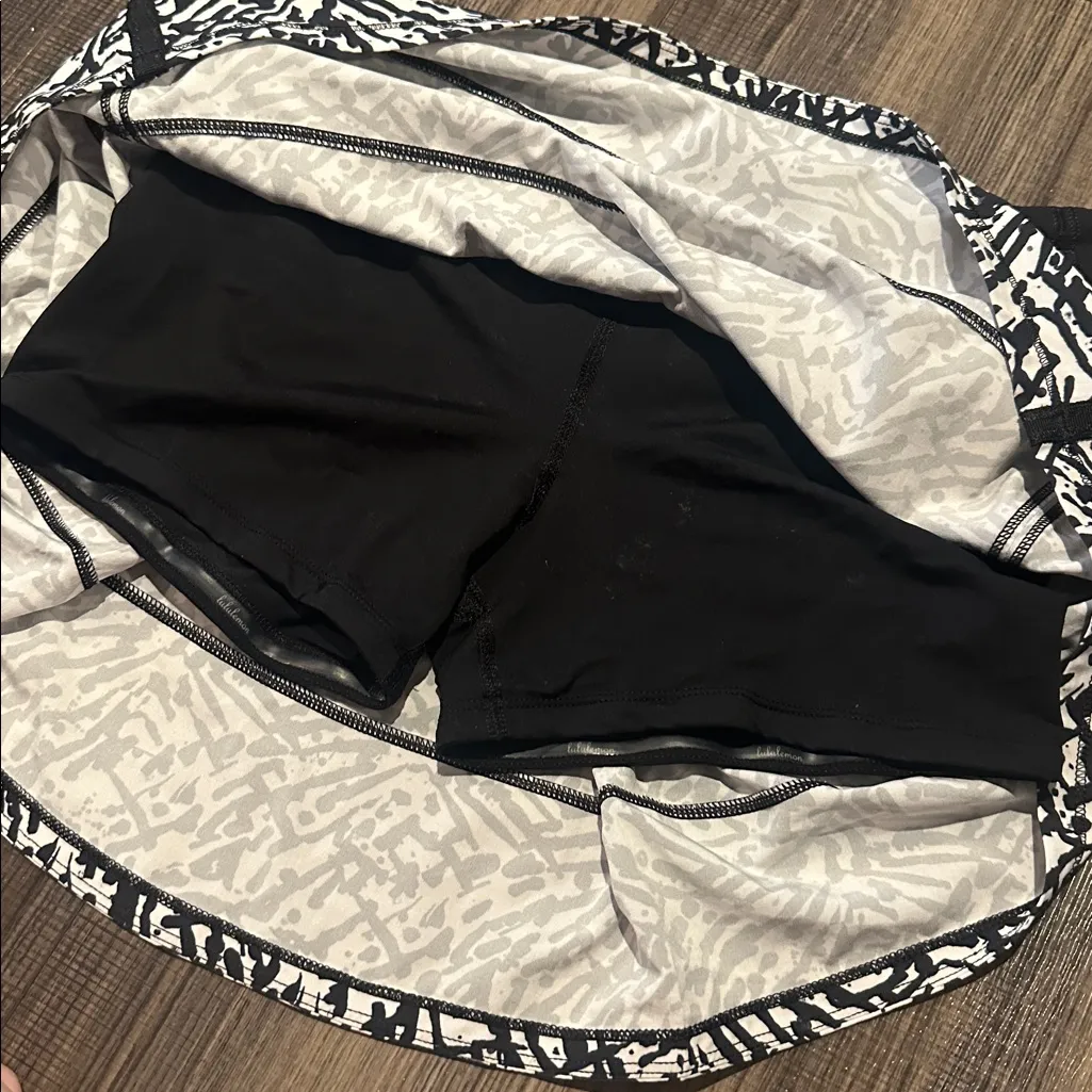 Lululemon Black and White Patterned Skirt - Image 8