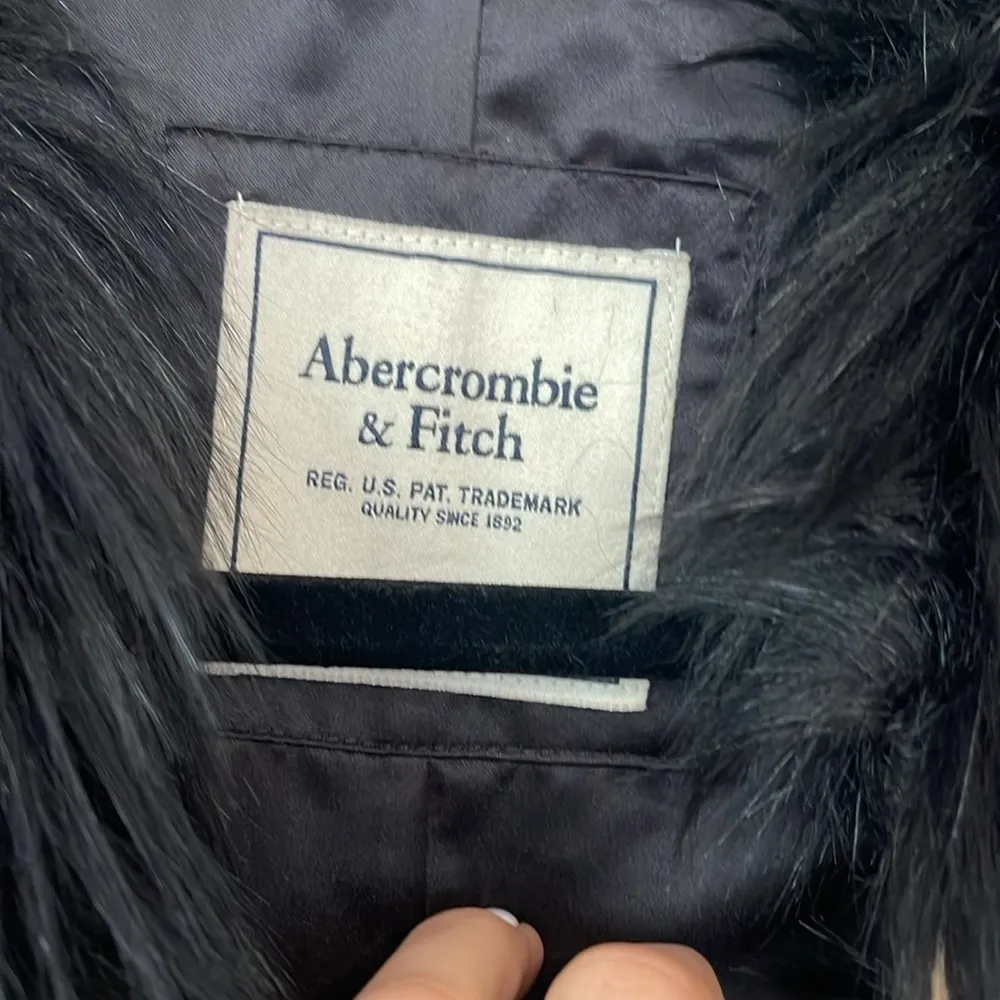 Abercrombie and Fitch faux fur vest size small - Image 2