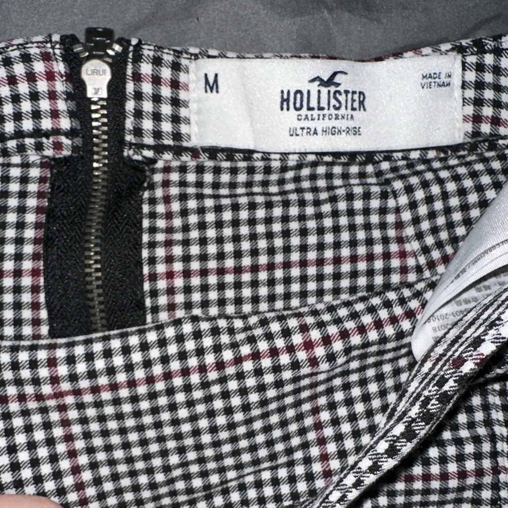 Hollister Gingham Mini Skirt Sz. M - Image 2