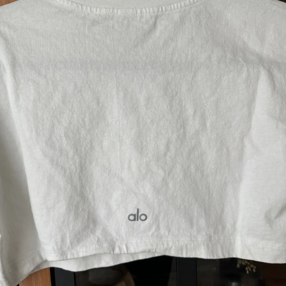ALO Yoga Made You Look cropped tee baby top crewneck logo short sleeve white - Image 9