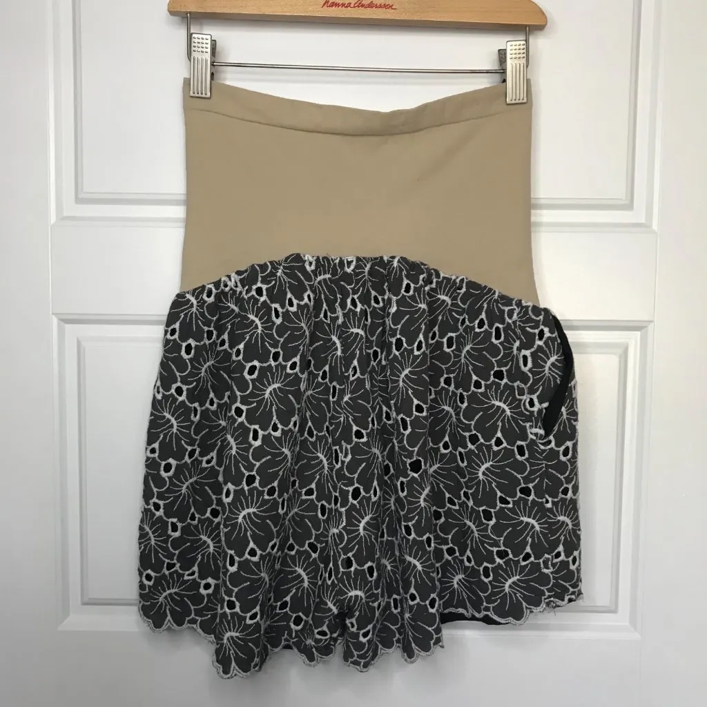 A Pea in the‎ Pod Maternity Shorts Women's Medium Black Floral Eyelet Over Belly - Image 2