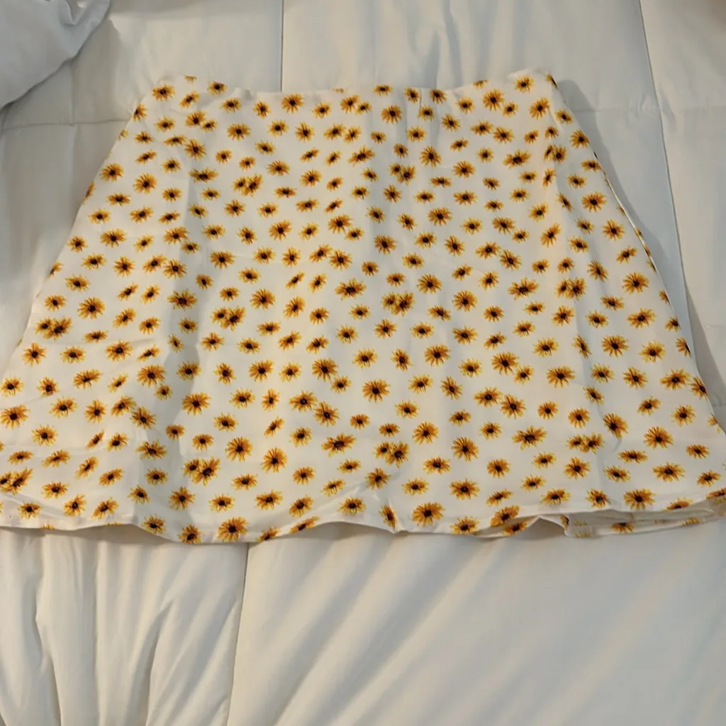 NWT WeWoreWhat Mini Slip Skirt in Ditsy Daisies Ivory - Image 3