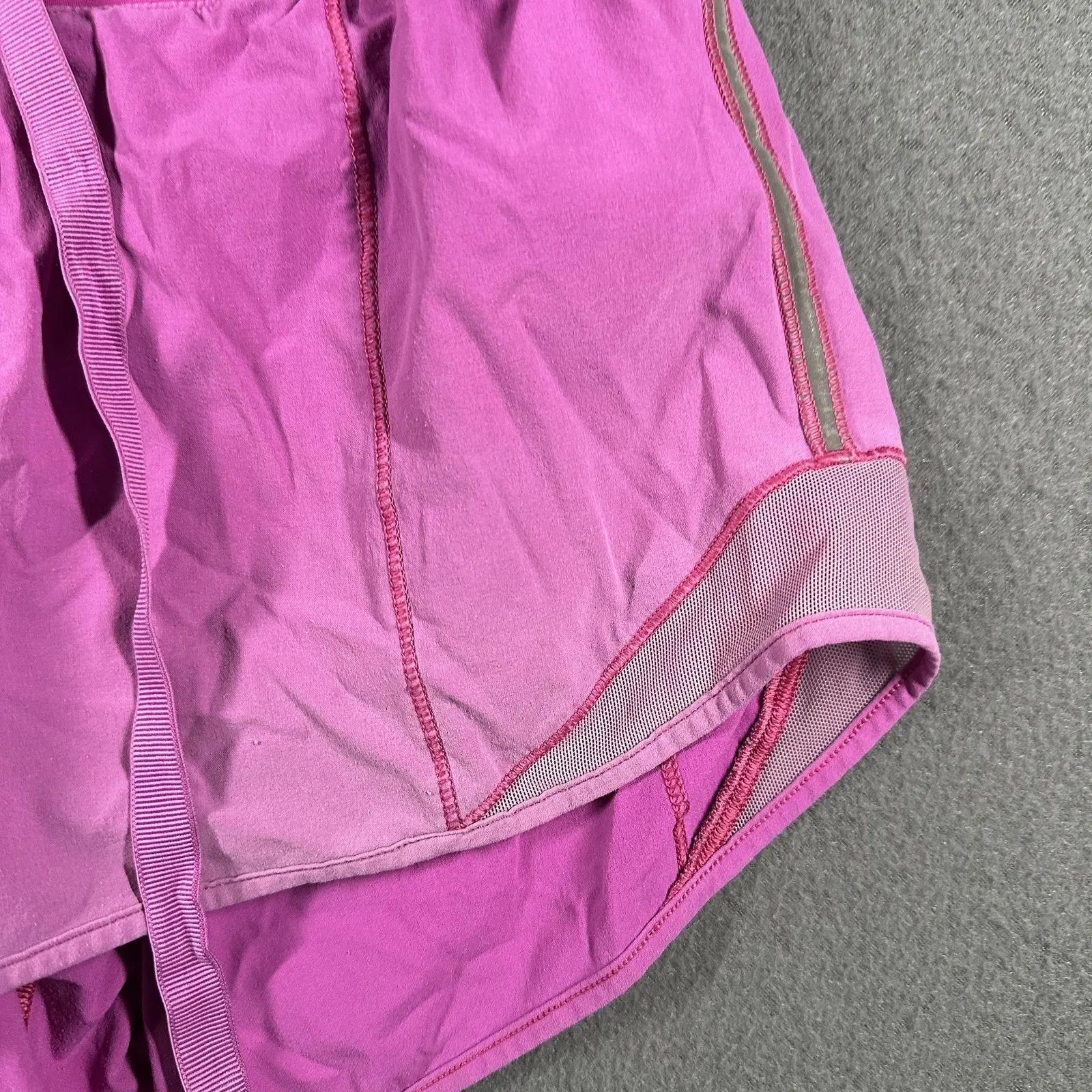 Lululemon Hotty Hot Shorts Womens 2 Mid Rise 3.5" Faded Elastic Waist Mesh Zip - Image 3