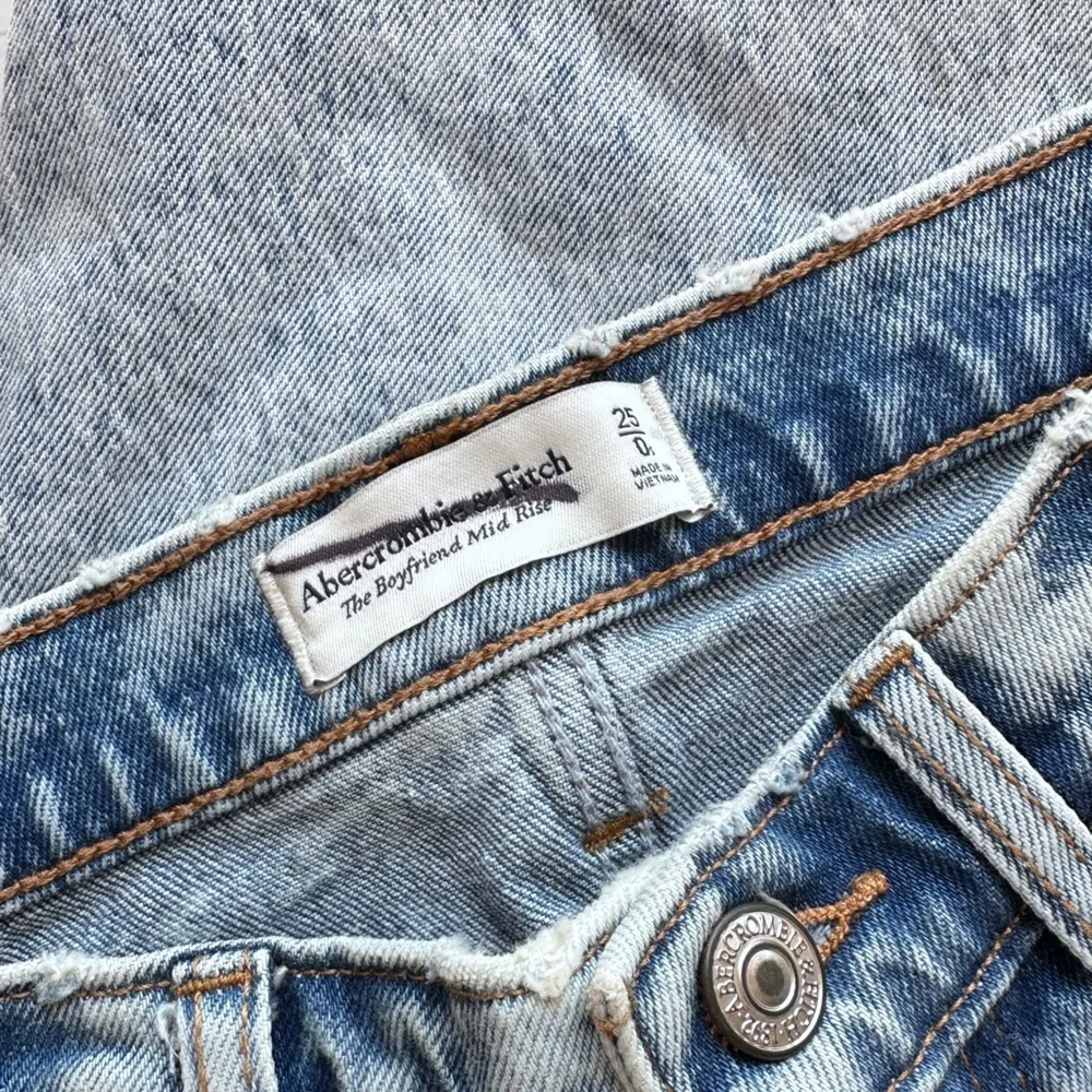 #77 Abercrombie & Fitch The Boyfriend Mid Rise Jean in Acid Wash Blue - Image 4