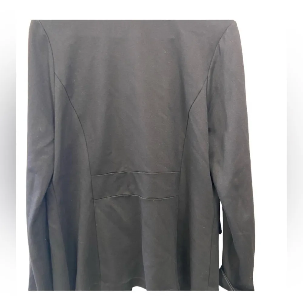 Doe & Rae  black soft blazer w buttons - Image 2